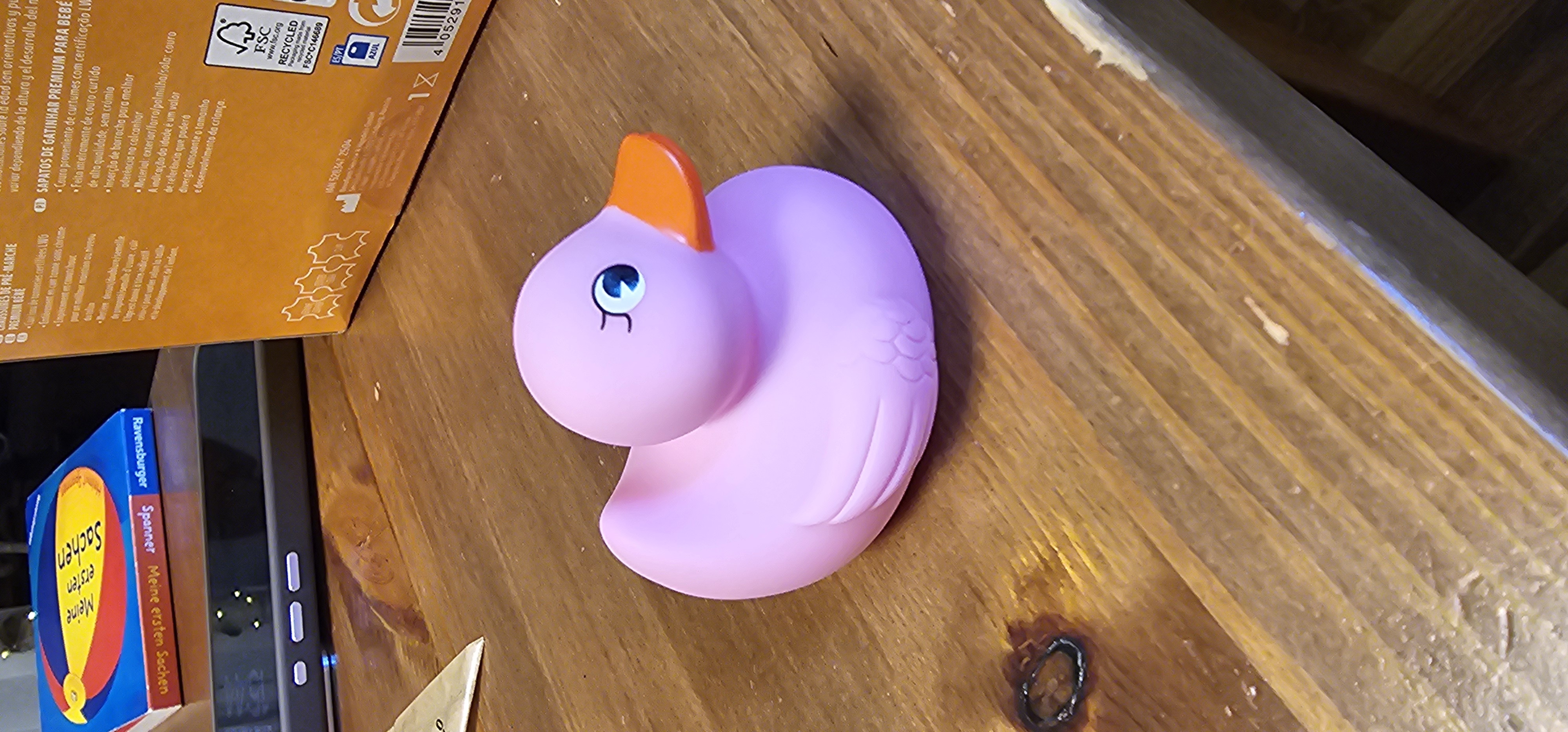 Rosa Badeente mit orangem Schnabel